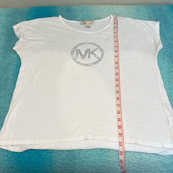 🔥NWOTMichael Kors White T-Shirt with Silver Logo🔥 - Picture 4 of 5